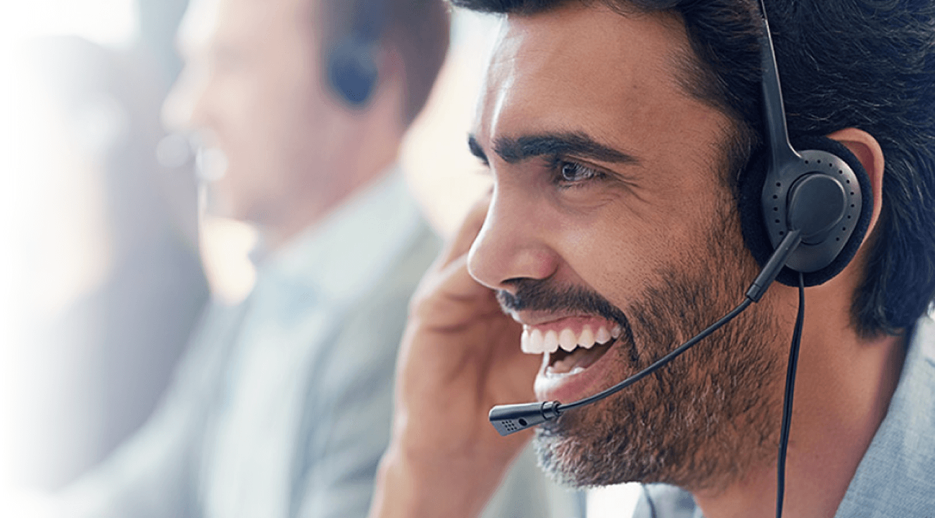 Ejecutivo de ventas de Abasteo con auriculares, atendiendo una llamada de asesoría